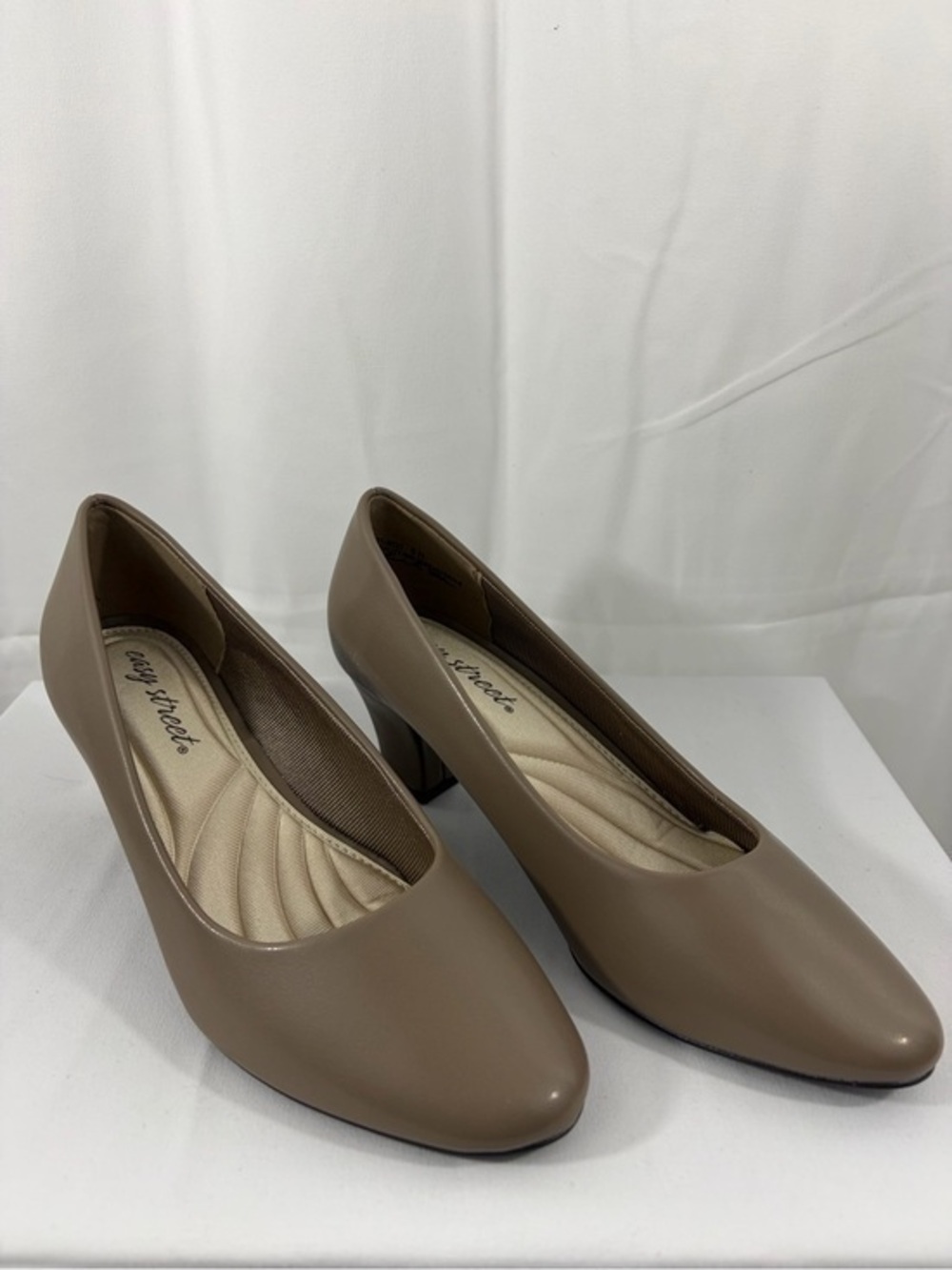 NWT Easy Street Women’s Size 8N Classic Taupe Mid Heel Pumps